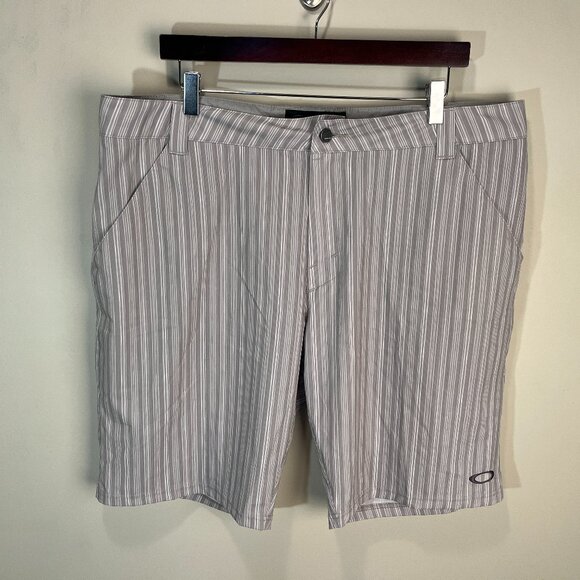 Oakley Golf Men's white, tan and black striped flat front shorts 38 11" inseam - Picture 1 of 6